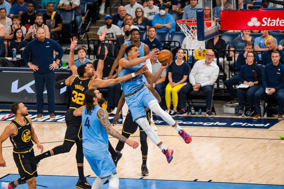 星空体育app-孟菲斯灰熊发布备战花絮，加时末段刷新队史纪录，NBA季后赛任务艰巨，医务组通报恢复的简单介绍