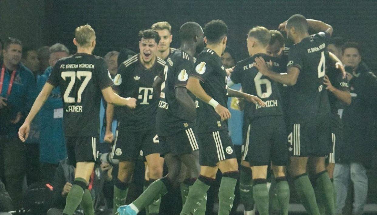 星空体育app-拜仁慕尼黑训练开放日，加时末段复出首秀引欢呼，欧冠在即，细节决定成败(拜仁慕尼黑巅峰阵容)